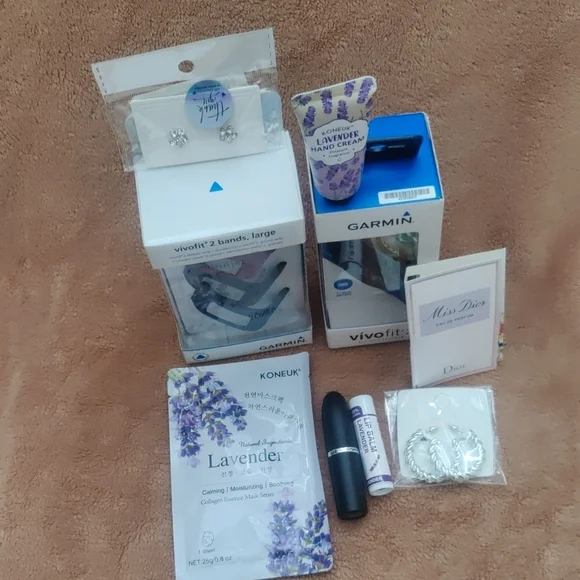 Garmin Vivofit Bands in Red and Blue with Accessories - Picture 3 of 12